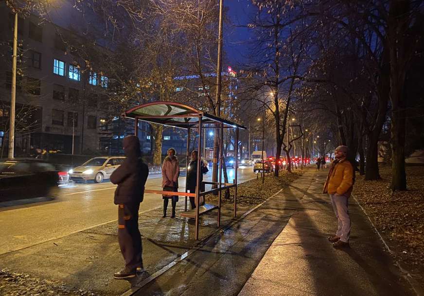 Kolaps u saobraćaju: Promrzli i ogorčeni Banjalučani više od pola sata čekaju autobus 17 A (FOTO)