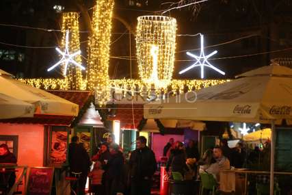 BANJALUKA U PUNOM SJAJU Pred prestojeće praznike centar grada obasjava hiljade lampica (FOTO)