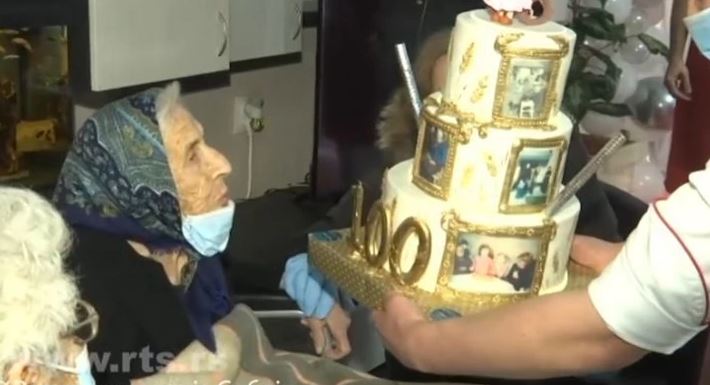 "Lijepo da prođete, kroz život da proživite" Baka Borika proslavila STOTI ROĐENDAN, sačuvalo je selo i zdrava hrana