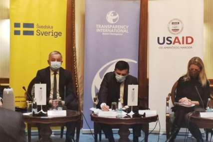 “Vladajući ne žele da riješe taj problem” Borenović na panel diskusiji povodom Međunarodnog dana borbe protiv korupcije