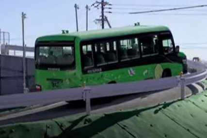 Autobus i voz u jednom pakovanju: Malo po šinama, malo po putu (VIDEO)