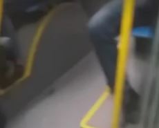 Nesvakidašnji prizor u autobusu: Sreća pa su svi gledali u telefone ili kroz prozor, inače bi sigurno bilo vrištanja (VIDEO)