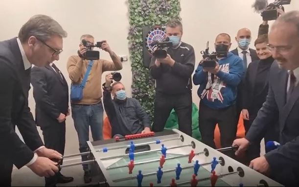 "Plavi uvijek pobjeđuju crvene" Vučić i ambasador SAD odigrali partiju stonog fudbala (VIDEO)