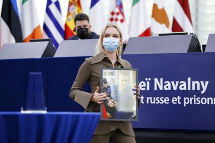OVACIJE U EVROPSKOM PARLAMENTU Kćerka Alekseja Navaljnog primila nagradu za ljudska prava u ime oca (VIDEO)