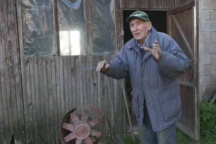 Tvrdi da ga ona štiti od korone: Djed Radoslav (91) osmislio neobičnu spravu za tjeranje virusa (FOTO)