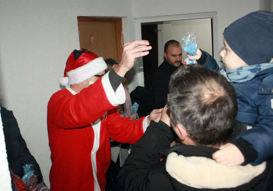 PODIJELJENI PAKETIĆI NAJMLAĐIMA Mališani sa posebnom radošću pozdravili Djeda Mraza