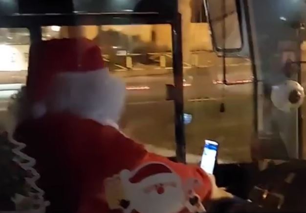 Gest vozača sve oduševio "Mora da je izgubio irvasa i sanke, pa sad vozi autobus" (VIDEO)