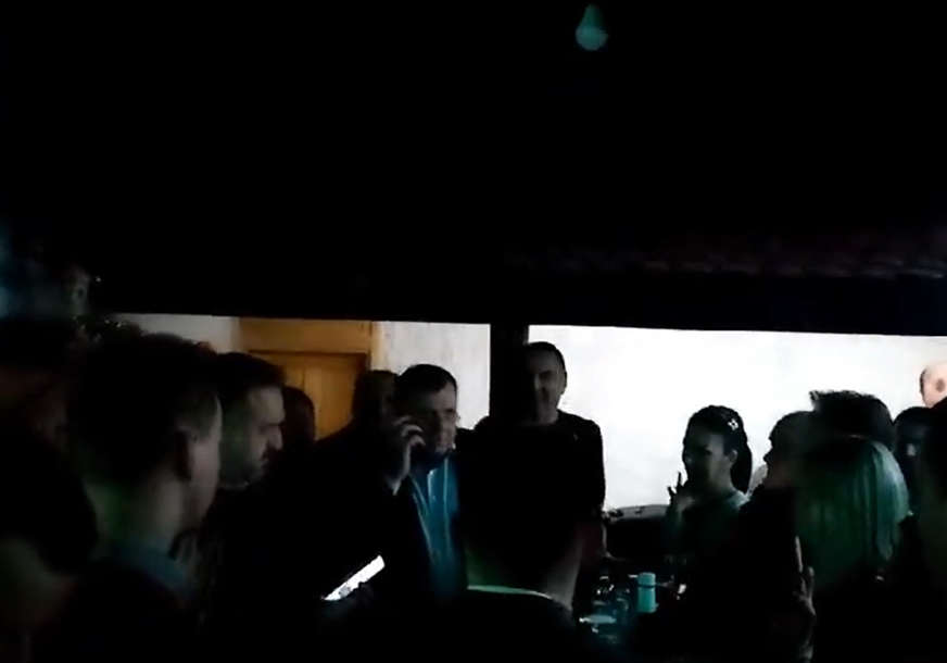 "Još si mlad, ima vremena" Dodik tokom proslave pobjede kandidata SNSD u Prijedoru telefonirao Nešiću i OVO MU PORUČIO (VIDEO)