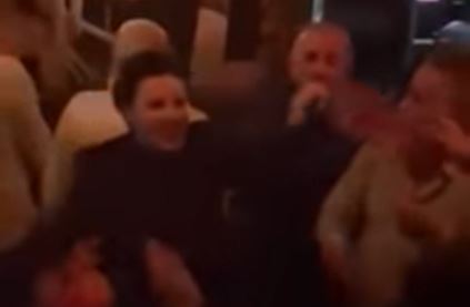 Abazović zapjevao "Ko bi rek'o čuda da se dese, da Miljacka DPS odnese" (VIDEO)