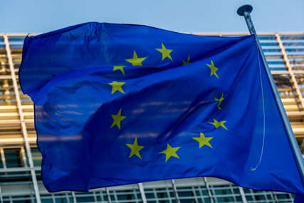 "Divna, patriotska pobjeda" Uklonjena zastava Evropske Unije sa Trijumfalne kapije
