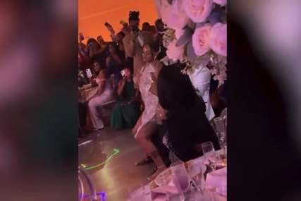 Ovakav prvi ples još niste vidjeli: Ljudi u šoku gledaju polugolu mladu kako tverkuje ispred mladoženje (VIDEO)
