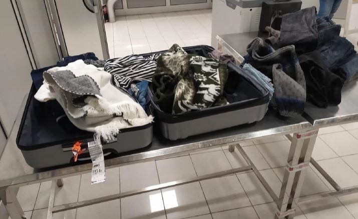 Carinici uradili analize i ostali u šoku: Otkriven kofer pun garderobe NATOPLJENE KOKAINOM