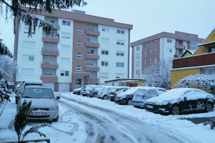Snijeg zameo Gradišku i Potkozarje: Ugođaj lijep za oko, ali problematičan za vozače (FOTO)