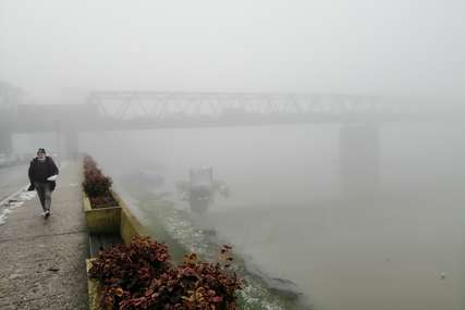 Gradiška danima u gustoj magli: Vidljivost veoma loša, sunca ni na vidiku (FOTO)