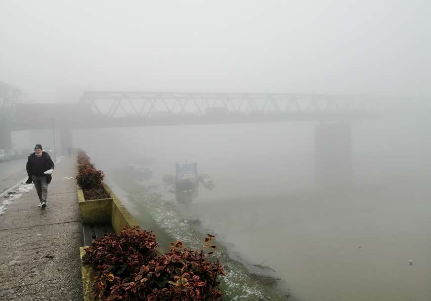 Gradiška danima u gustoj magli: Vidljivost veoma loša, sunca ni na vidiku (FOTO)