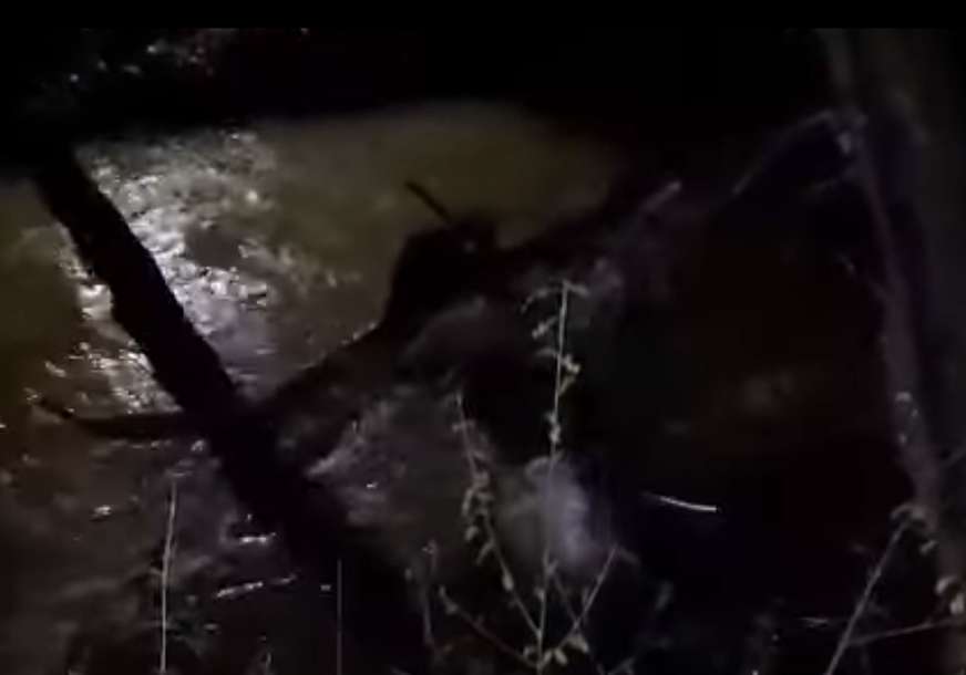 Dramatičan snimak iz Istre: Policija spasila ženu iz rijeke dok je pokušala da pređe granicu, DIJETE ODVUKLA STRUJA (VIDEO)