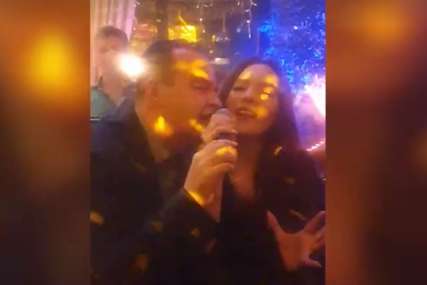Dačić u duetu sa snajkom, nastao lom: Ona u uskoj mini haljini, uletio sin, pa sijevali poljupci za kraj (VIDEO)