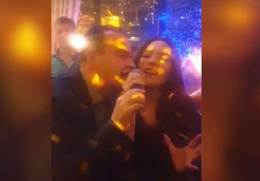 Dačić u duetu sa snajkom, nastao lom: Ona u uskoj mini haljini, uletio sin, pa sijevali poljupci za kraj (VIDEO)