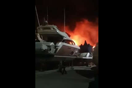GORE LUKSUZNE JAHTE Veliki požar u luci  kod Tivta (VIDEO)