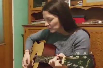 "Bravo kraljice, buduća predsjednice" Jelena Trivić zasvirala gitaru, zapjevušila  i pokupila na hiljade lajkova (VIDEO)