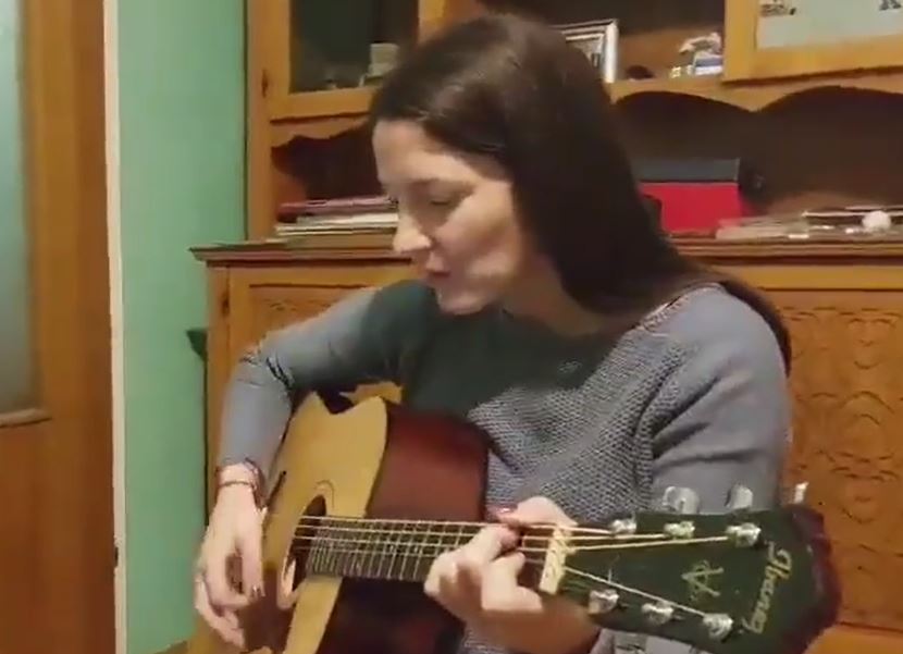 "Bravo kraljice, buduća predsjednice" Jelena Trivić zasvirala gitaru, zapjevušila  i pokupila na hiljade lajkova (VIDEO)