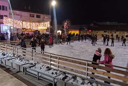 Otvoreno prvo klizalište u Modriči: Svi ljubitelji klizanja moći će uživati na ledu do 31. januara (FOTO)
