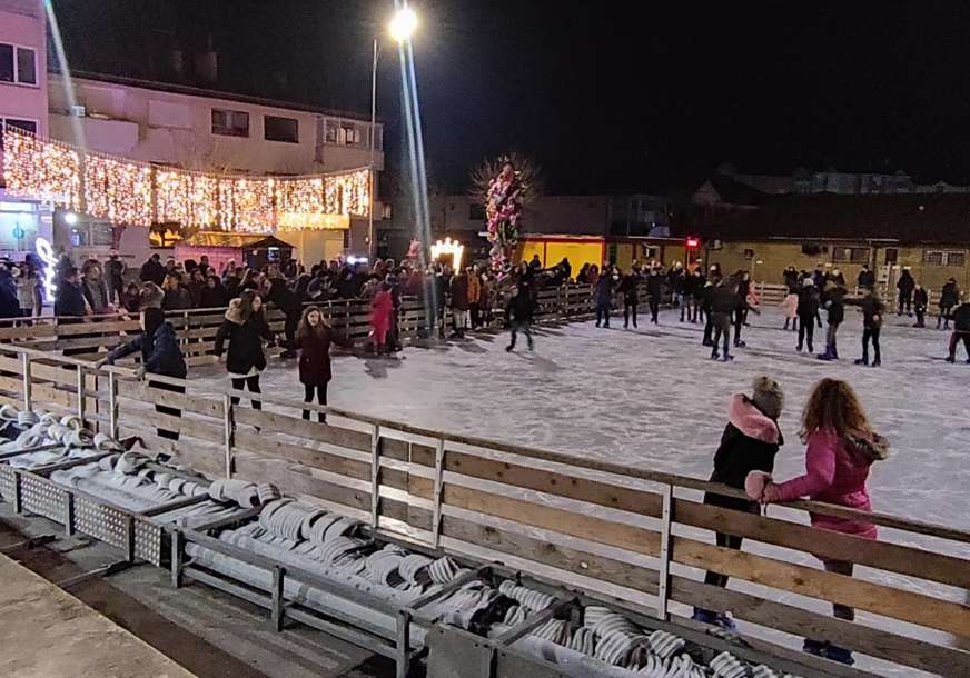 Otvoreno prvo klizalište u Modriči: Svi ljubitelji klizanja moći će uživati na ledu do 31. januara (FOTO)
