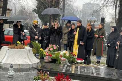 Prošlo 40 dana od smrti pjevačice, kolege neutješne: Kćerke i sin Merime Njegomir u suzama na groblju (VIDEO)