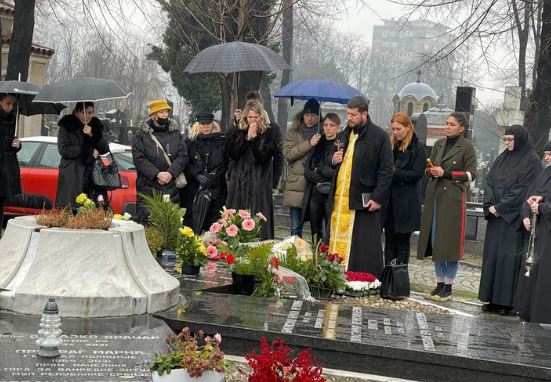Prošlo 40 dana od smrti pjevačice, kolege neutješne: Kćerke i sin Merime Njegomir u suzama na groblju (VIDEO)