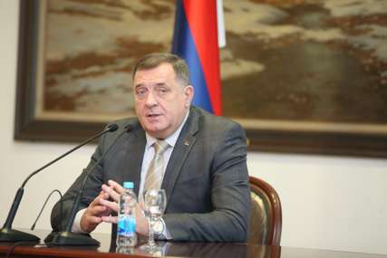 DOPRINOS MRKONJIĆ GRADU Povelje počasnog građanina sa zlatnim simbolom Miloradu Dodiku i Rodoljubu Trkulji