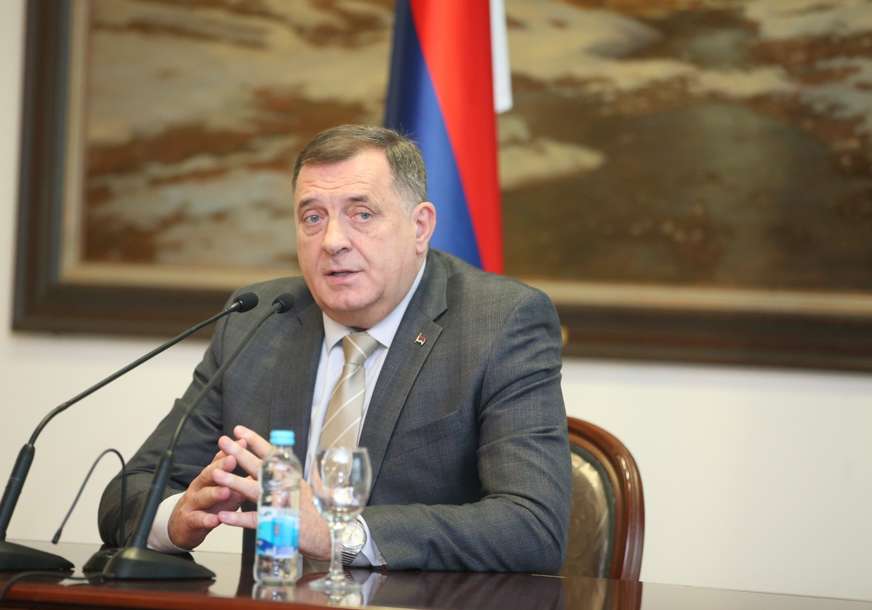DOPRINOS MRKONJIĆ GRADU Povelje počasnog građanina sa zlatnim simbolom Miloradu Dodiku i Rodoljubu Trkulji