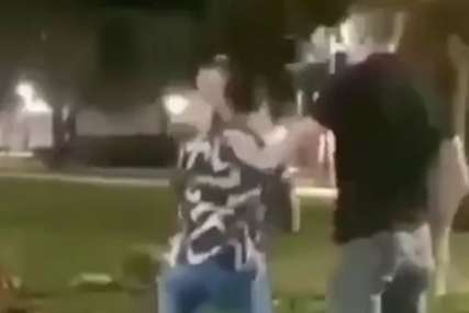 BRUTALNO NASILJE Mladića nokautirali pred djevojkom, pa ga šutirali i to sve snimali (UZNEMIRUJUĆI VIDEO)