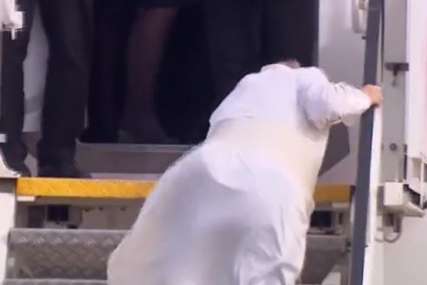 Papa doživio INCIDENT U GRČKOJ: Oborio ga vjetar na stepenicama dok se ukrcavao u avion (VIDEO)