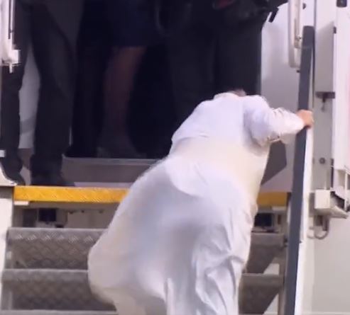 Papa doživio INCIDENT U GRČKOJ: Oborio ga vjetar na stepenicama dok se ukrcavao u avion (VIDEO)