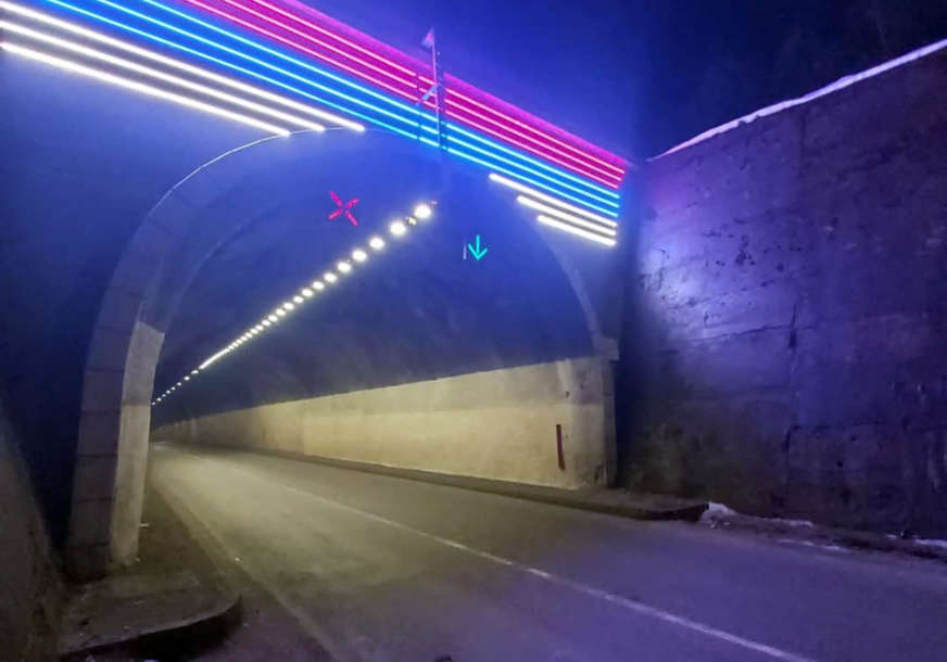Najradosniji dani u godini: Ulaz u tunel u bojama srpske trobojke (FOTO)