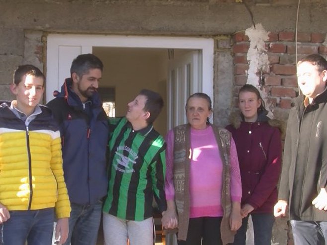 OBRADOVIĆI DOBILI KUĆU Premijer obradovao petočlanu porodicu iz Modriče, ovu zimu dočekuju u novom domu (FOTO, VIDEO)