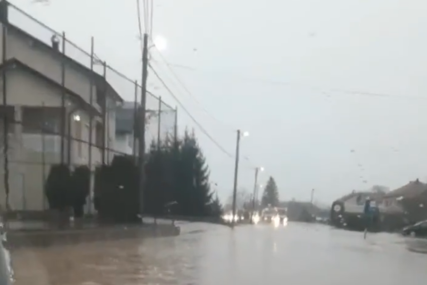 Alarmantno u Kiseljaku: Rijeke se izlile iz korita, obustavljen saobraćaj, u opasnosti kuće (VIDEO)