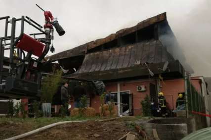Krov robne kuće se obrušio: Dramatičan snimak gašenje požara u Obrenovcu (VIDEO)