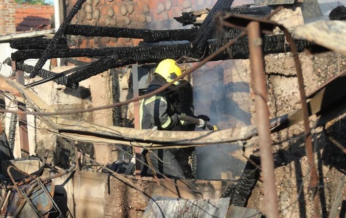 U požaru u štali stradale svinje: Intervenisali vatrogasci, većina stoke spasena