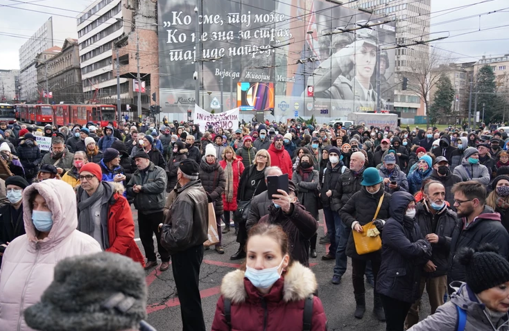 Četvrtu subotu zaredom: Građani Srbije protestuju ispred Vlade Srbije (VIDEO)