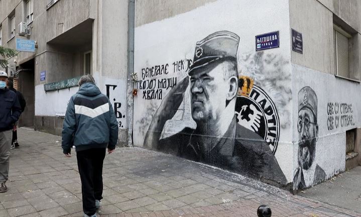 Stanari zgrade tražili pomoć da se skine grafit: Uklonjen mural Ratku Mladiću
