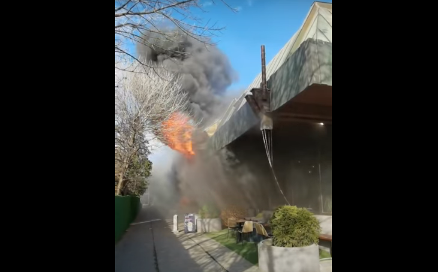POŽAR U ROBNOJ KUĆI Vatra kulja, naređena evakuacija zaposlenih (VIDEO)