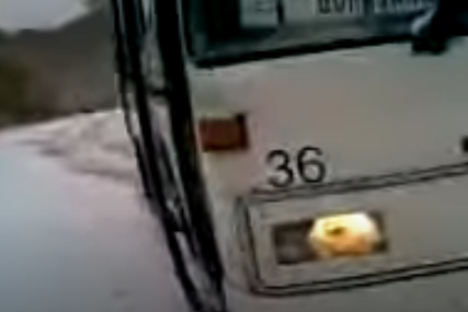 POVRIJEĐENO PET DJEVOJČICA Autobus sa odbojkašicama sletio u jarak
