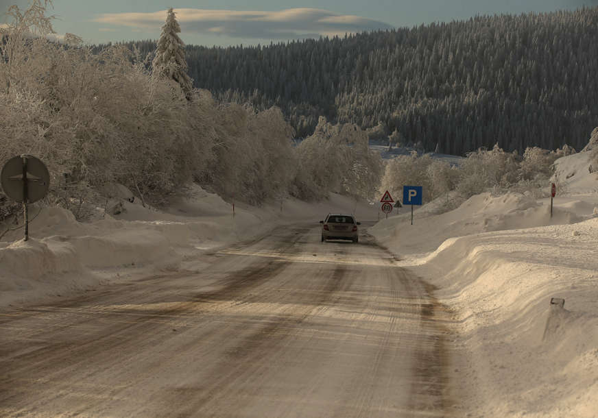 Snijeg okovao zapad Amerike: Zbog oluje hiljade domova bez struje, upozorenja na lavine