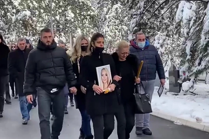 Majka i sestra Kike Đukić NIJEME OD BOLA I SUZA: Potresne scene na groblju, ljudi se grle i jecaju (VIDEO)