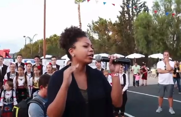Kad Portorikanka zapjeva SRPSKE PJESME: Samira je usred Kalifornije stala pred mikrofon i oduševila Srbe (VIDEO)