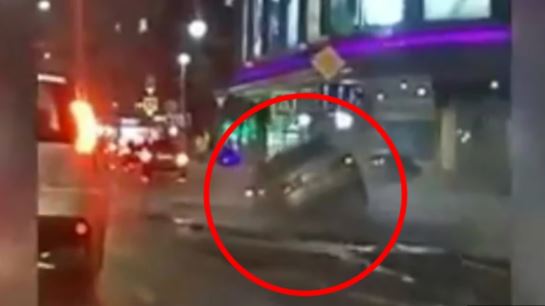 “Samo je nestao” Automobil nasred ulice upao u veliku rupu i sletio na krov (VIDEO)