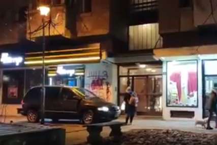 PRIZOR ZA OSUDU Vozio trotoarom pa vikao na majku sa djetetom jer mu je zakrčila put (VIDEO)