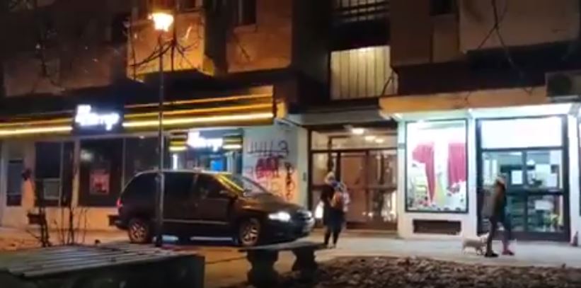 PRIZOR ZA OSUDU Vozio trotoarom pa vikao na majku sa djetetom jer mu je zakrčila put (VIDEO)