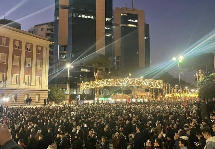 DIVLJANJE U TIRANI Protest protiv inicijative "Otvoreni Balkan" i dolaska Vučića,  zapaljena SRPSKA ZASTAVA (VIDEO)